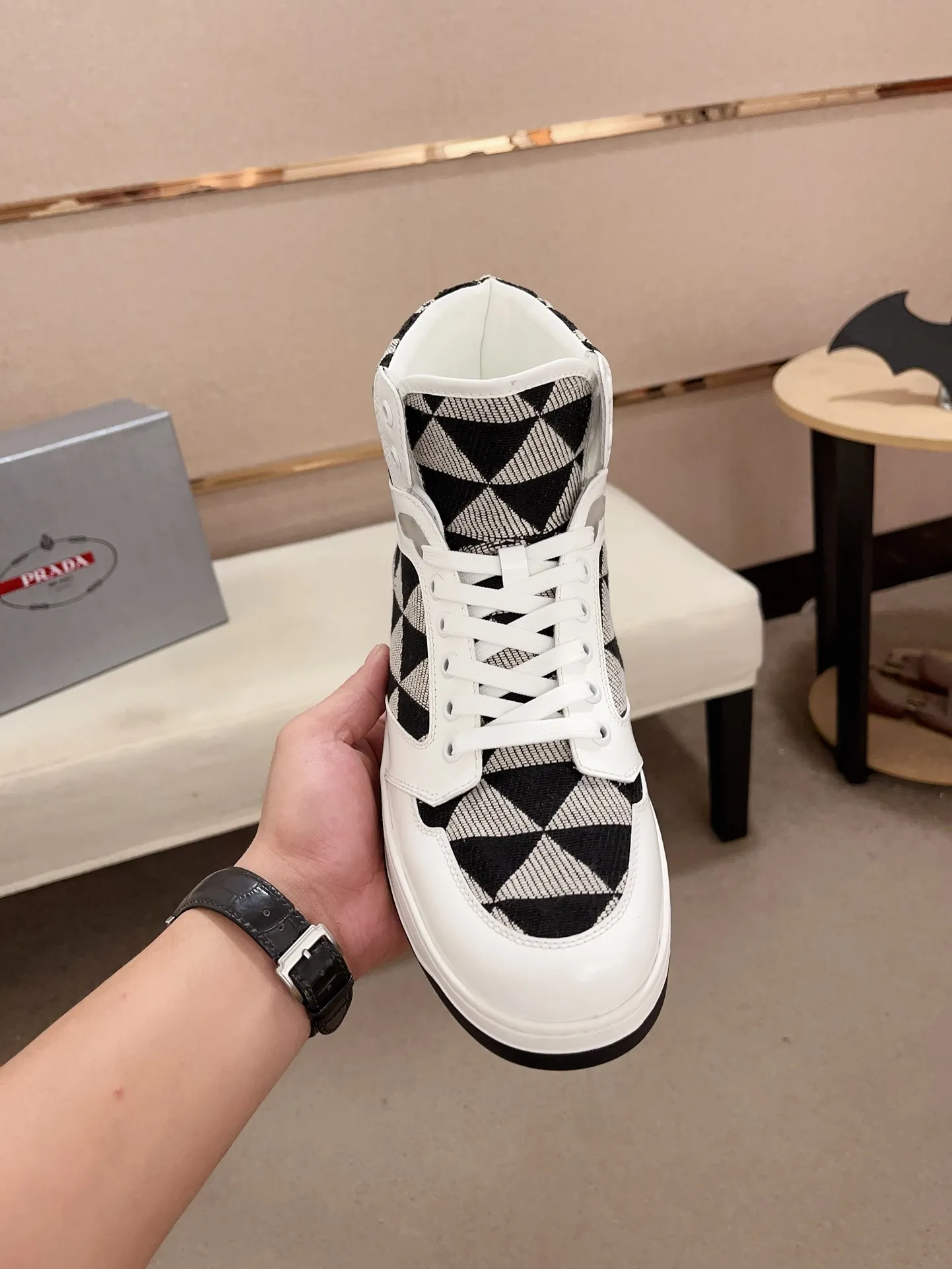 Men's shoes 💰 620💰 ✔️✔️✔️High-quality new PRADA counters are launched at the same time. The new men's shoes and 😘fabric are made of selected first-layer cowhide and triangle △ fabric. Lining: Full cowhide lining. 👍🏿 High-end ☄️ air-cushion molded anti-slip rubber outsole, exquisite lines, simple and elegant, comfortable and high-end for leisure travel. Code number: 38 to 44. 45 can be customized and cannot be returned or exchanged!